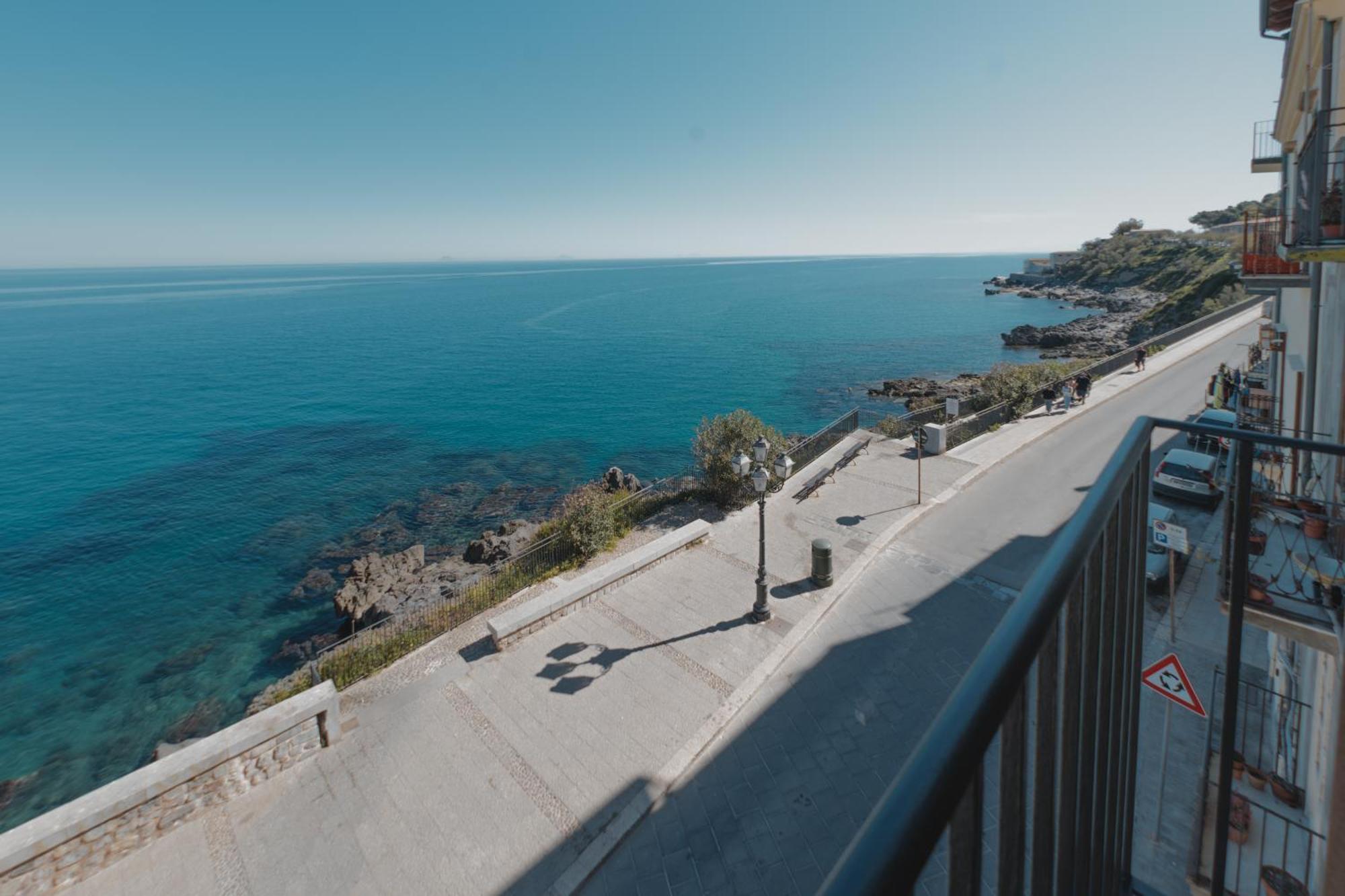Tra La Rocca E Il Mare Di Cefalù Esterno foto